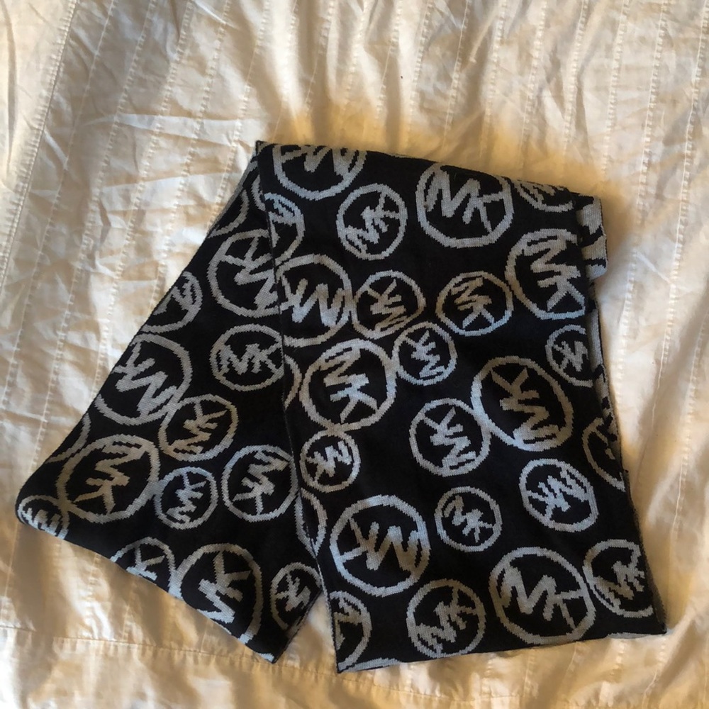 Authentic NWOT Michael Kors scarf